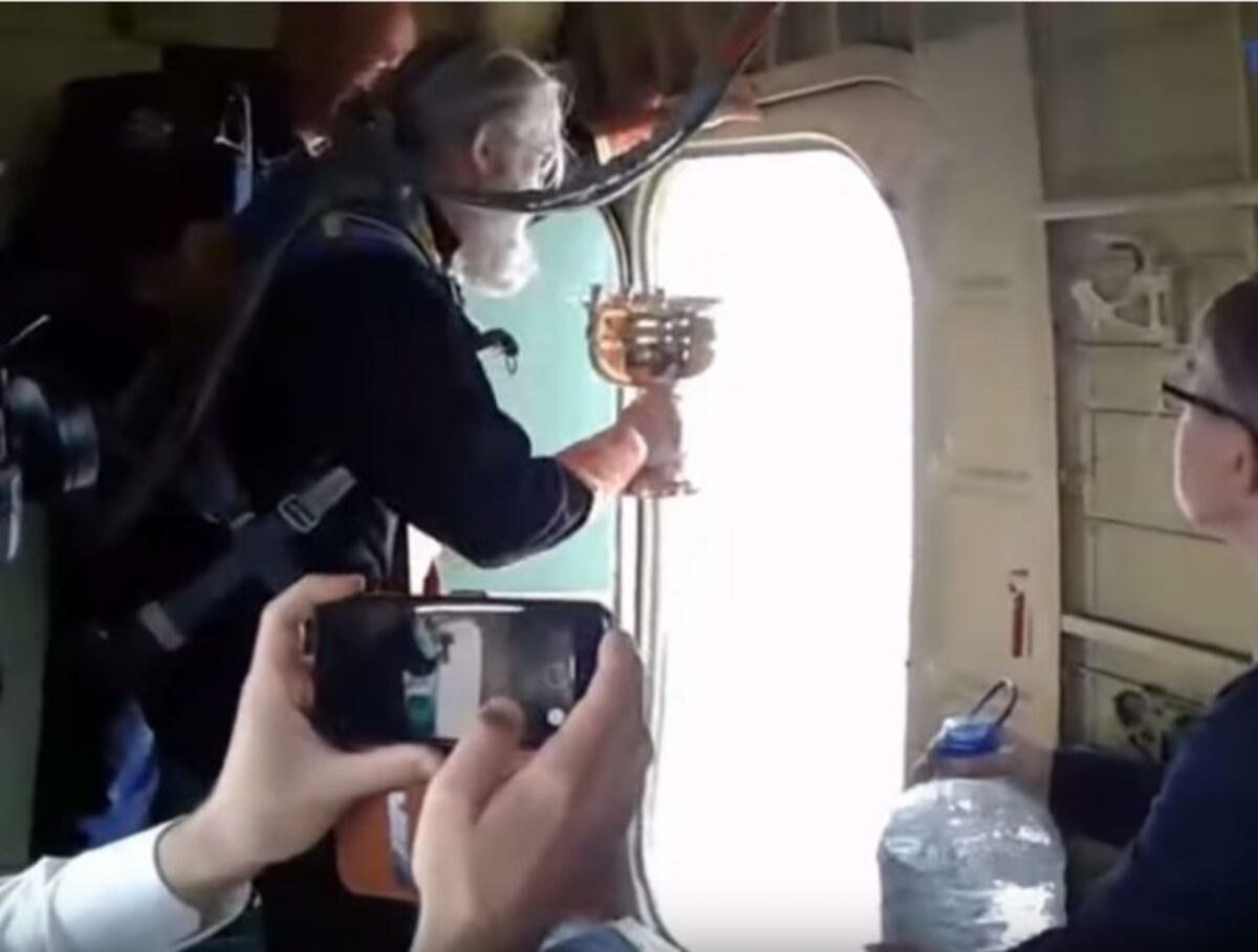 Sacerdotes arrojaron agua bendita desde un avión para curar la fornicación | Video