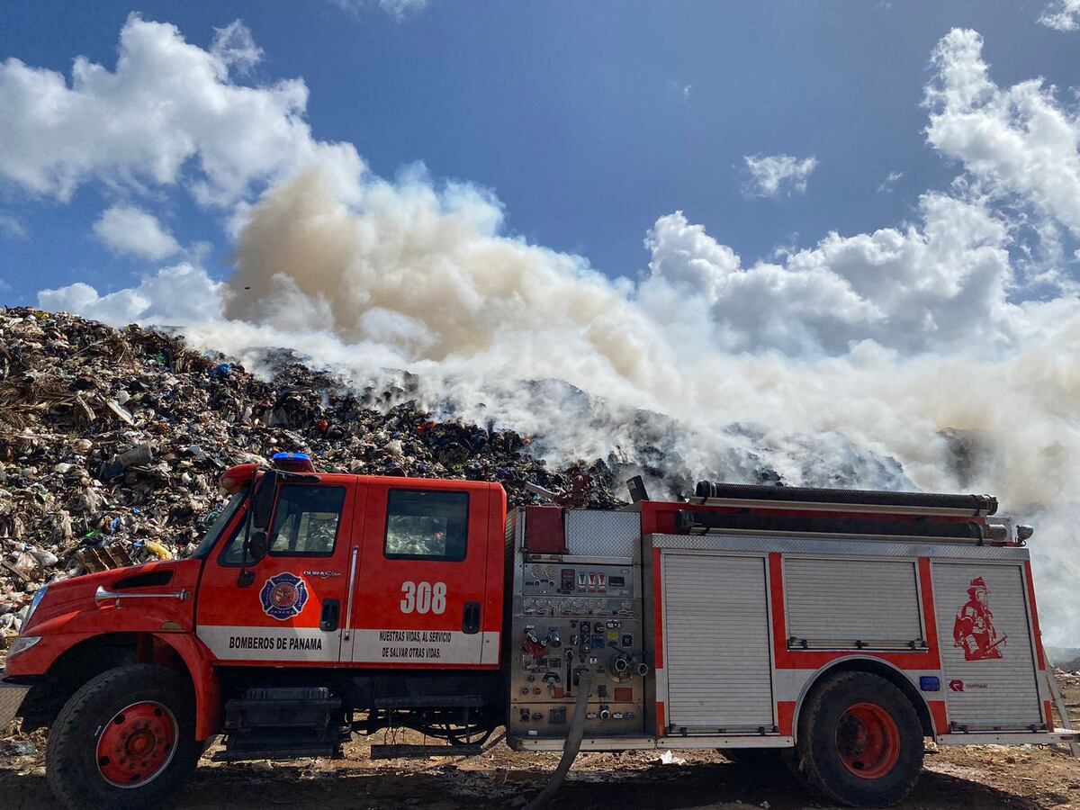 Humo tóxico por incendio en Cerro Patacón. Bomberos sugieren mantener ventanas cerradas. Video