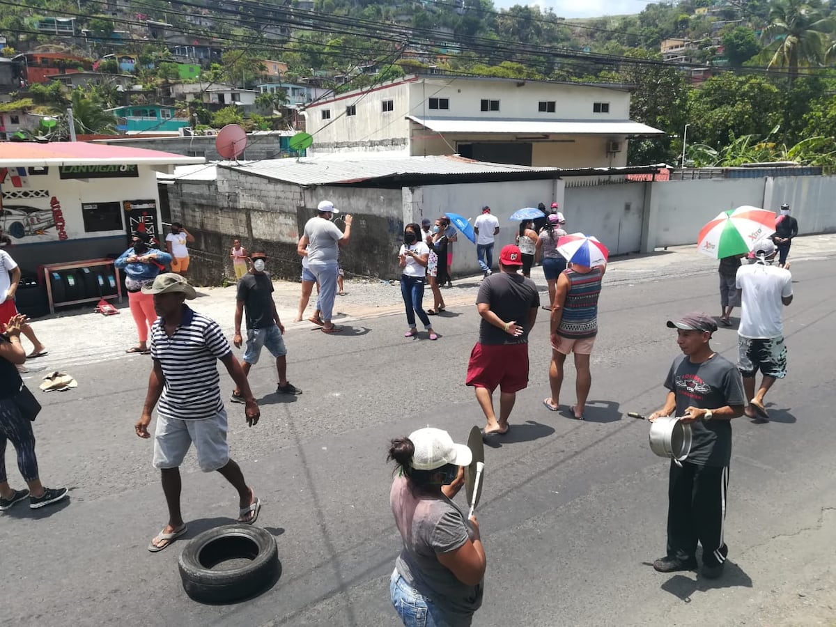 Pasan los días y cada vez son más las comunidades que cierran calle por sus bonos | Video