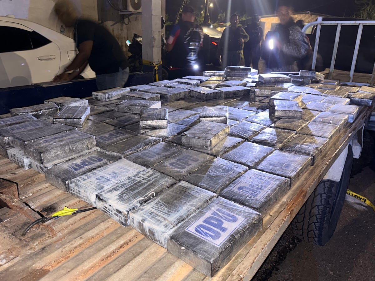 Camión con estructura alterada termina con 150 paquetes de presunta droga decomisados en Colón