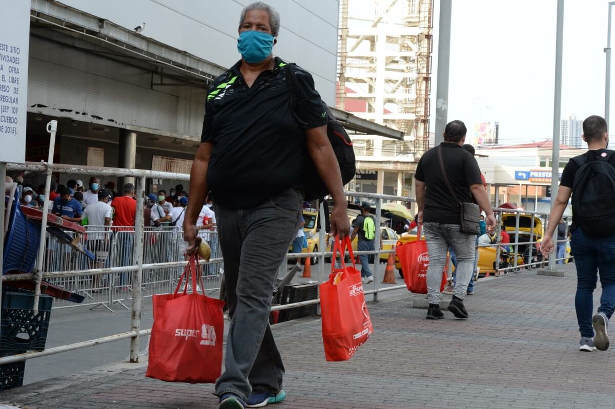 Los hombres no se dejan. Hay filas afuera de los supermercados y muchos autos por las vías | Video