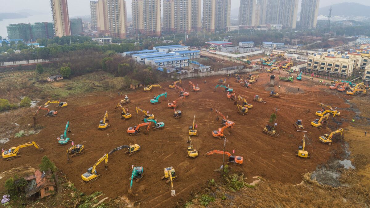 Un hospital de mil camas en seis días: China construye en tiempo récord un centro para tratar el Coronavirus| Video