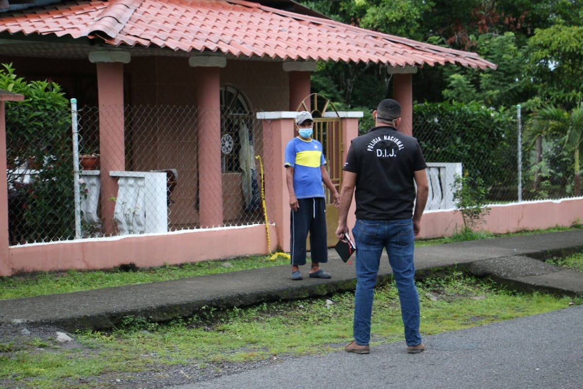 Mujer fue vista con la ropa ensangrentada. Hallaron a su pareja sin vida en la habitación 