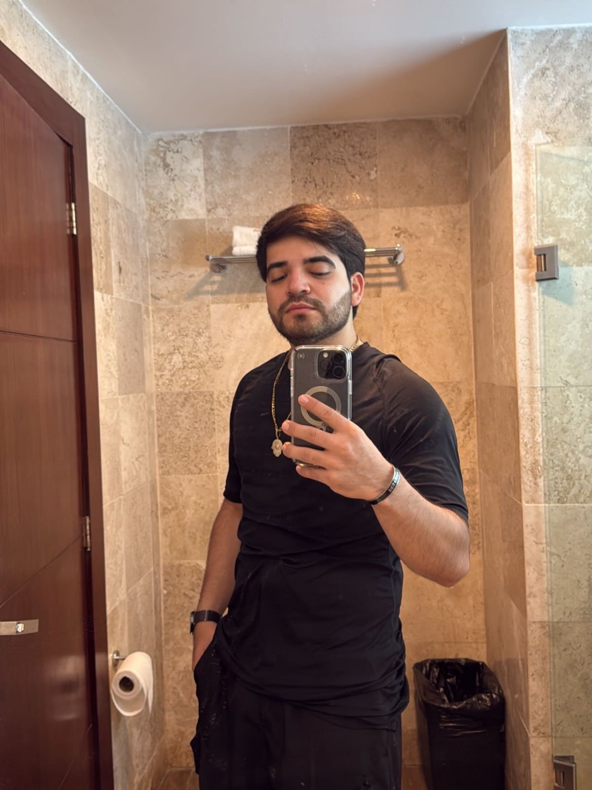 En plena transmisión en vivo, asesinan a influencer mexicano César Gastélum frente a restaurante en Sinaloa + VÍDEO