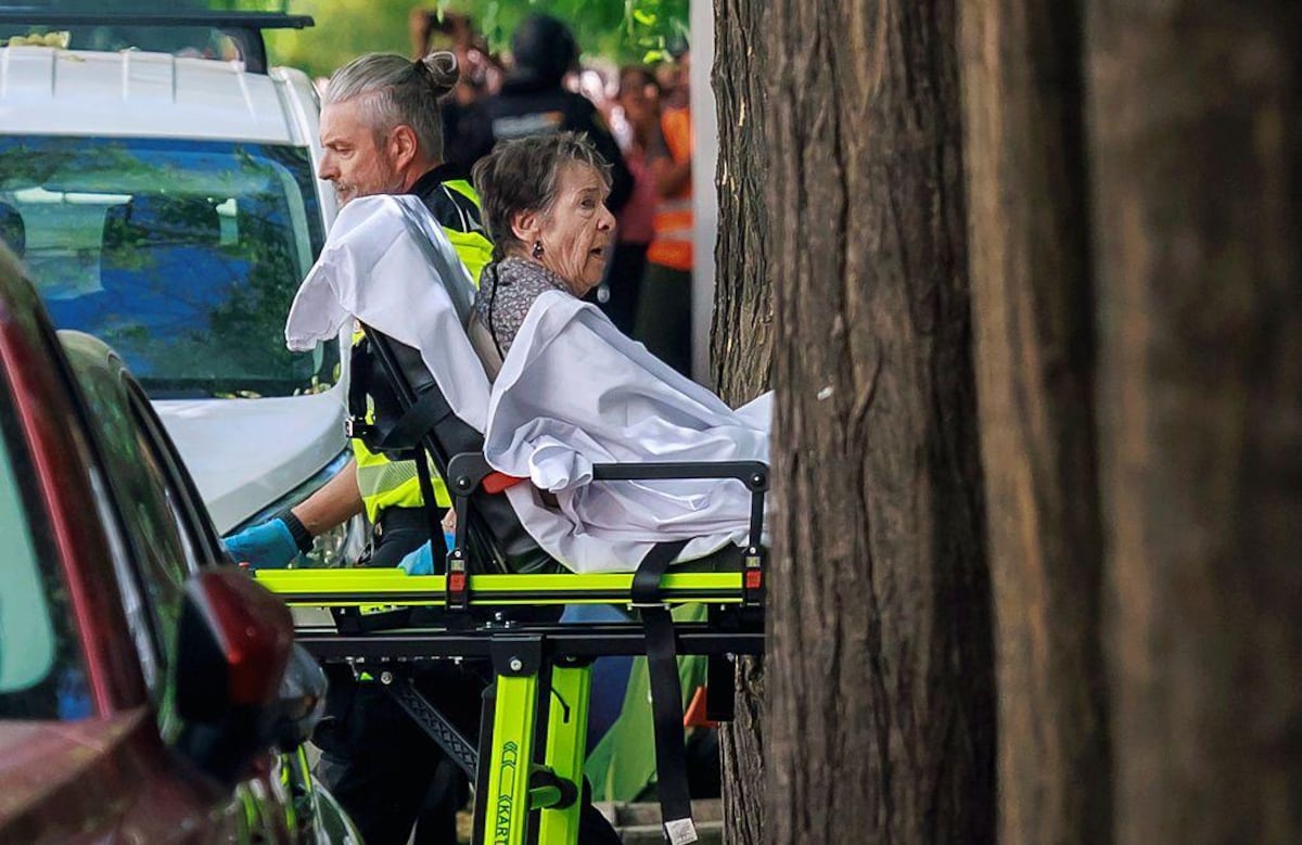 Desalojan en camilla a mujer de 87 años tras vivir 70 años en el mismo apartamento