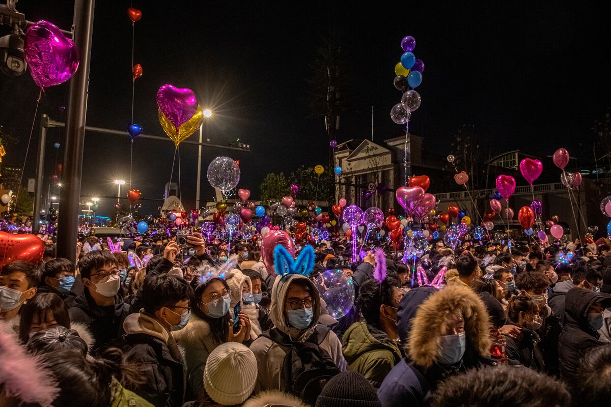 Se la rifaron. Multitudinario recibimiento al año 2021 en la ciudad china donde se originó el coronavirus