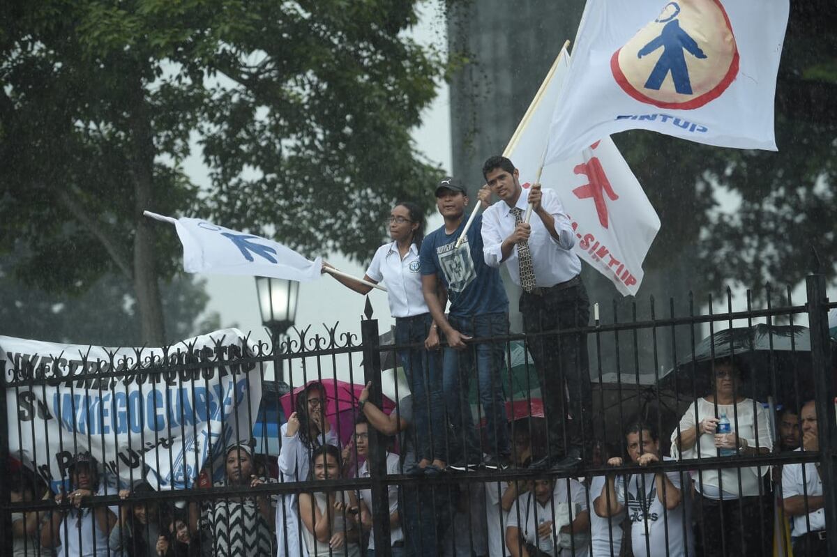 Diputados sienten la presión de los manifestantes