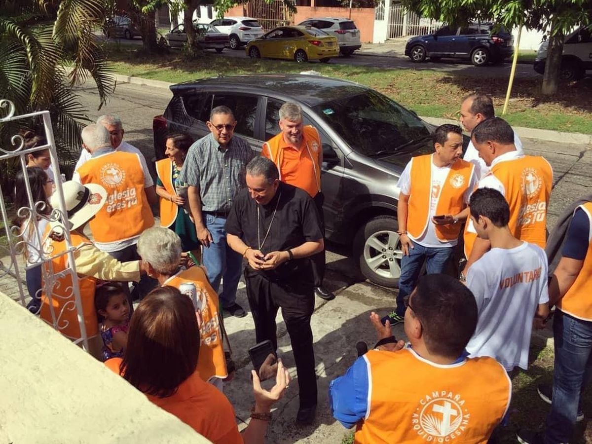 Marea naranja reparte las famosas alcancías de la Campaña Arquidiocesana