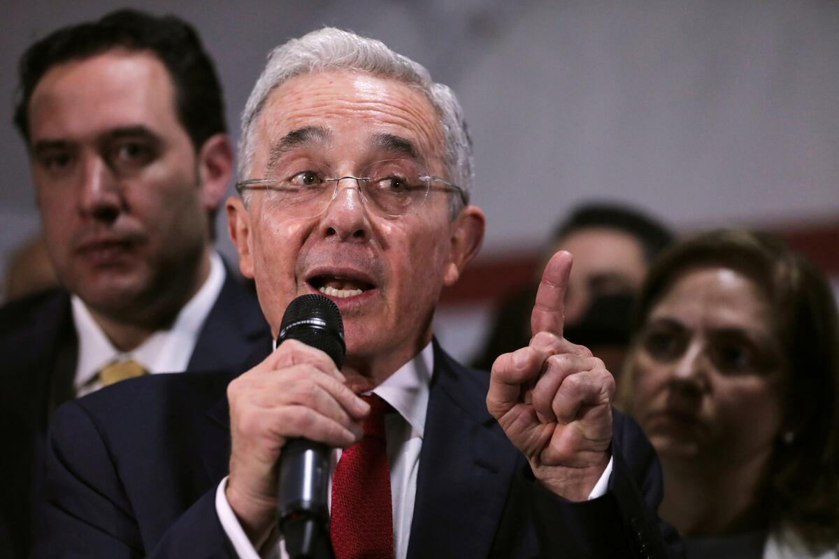 Corte Suprema de Colombia impone detención domiciliaria a expresidente Álvaro Uribe