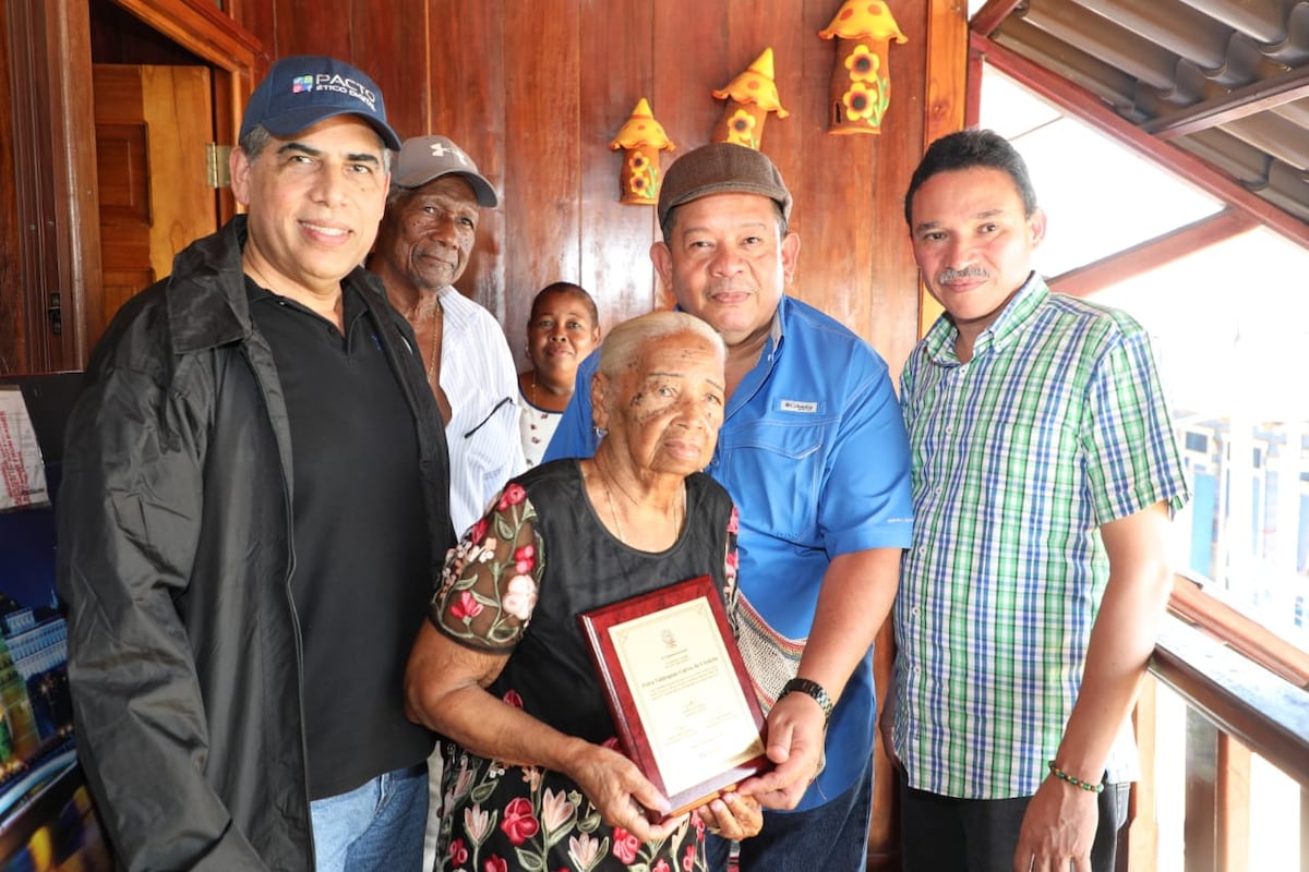 Abuelita de Darién recibe reconocimiento por participar en todas las elecciones