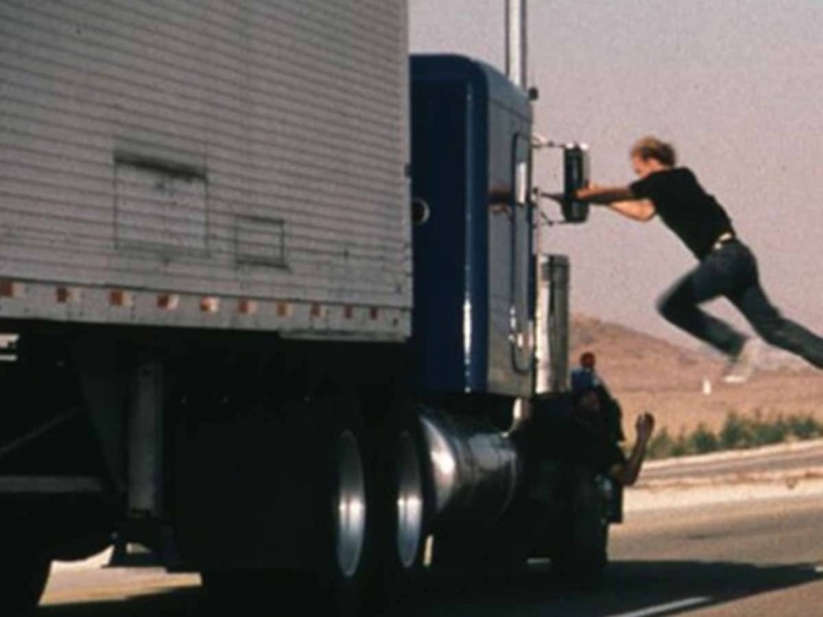 ¡De película! Camionero brinca a tráiler en movimiento y lo frena