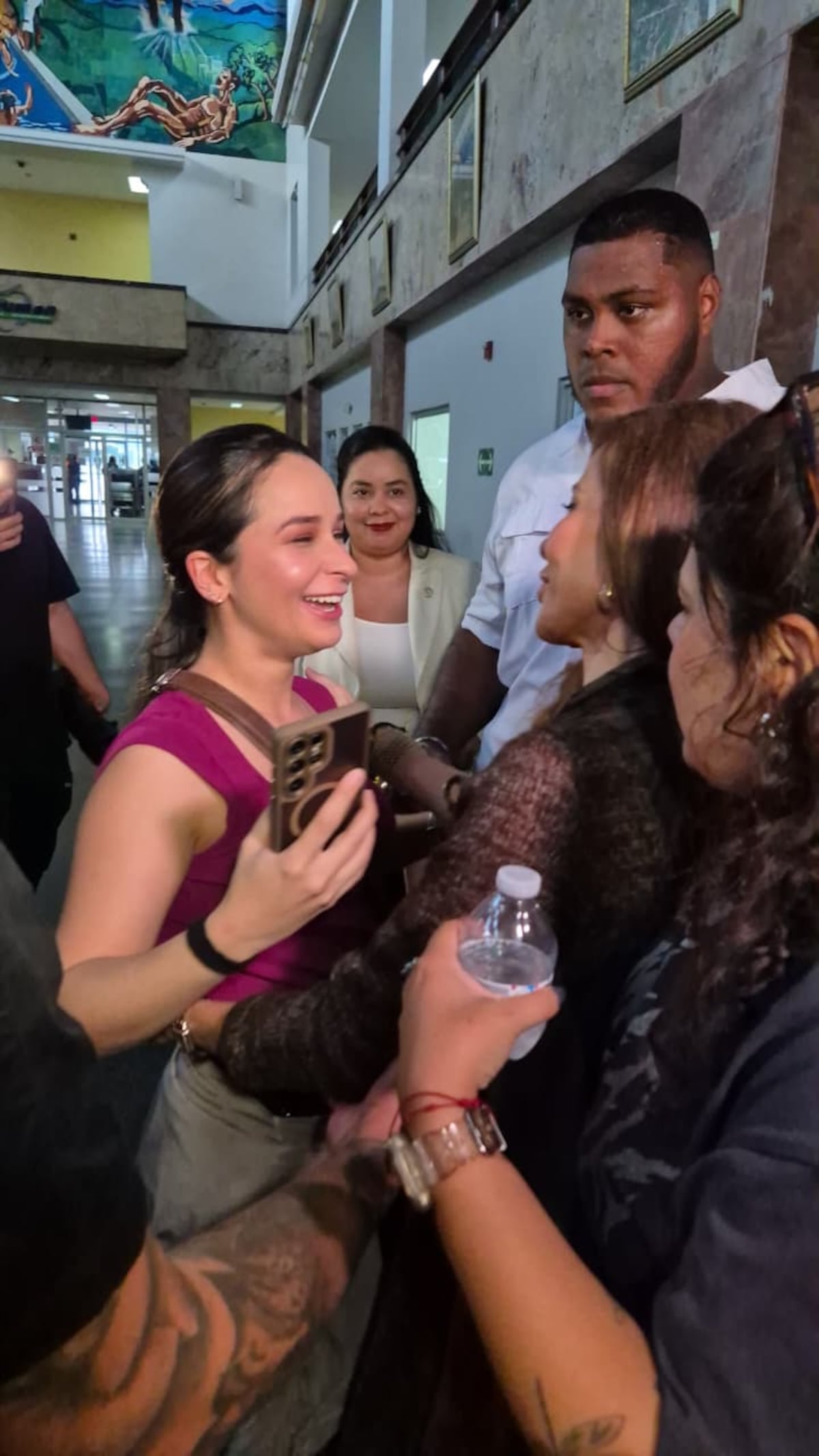 EXCLUSIVA. Gloria Trevi llega a Panamá y protagoniza un emotivo encuentro con una de sus más fieles imitadoras: ‘me besó la mano’+ VIDEOS