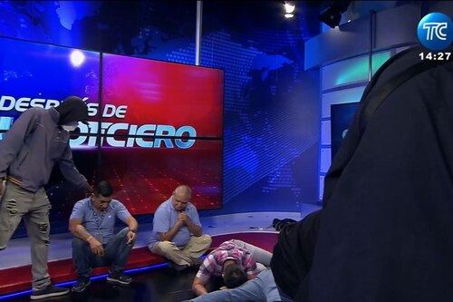 Urgente. Encapuchados armados ingresan en un canal de televisión en Ecuador y someten al personal