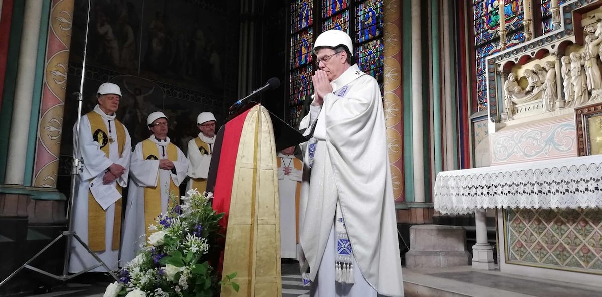 En condiciones precarias Notre Dame celebra su primera misa tras el incendio