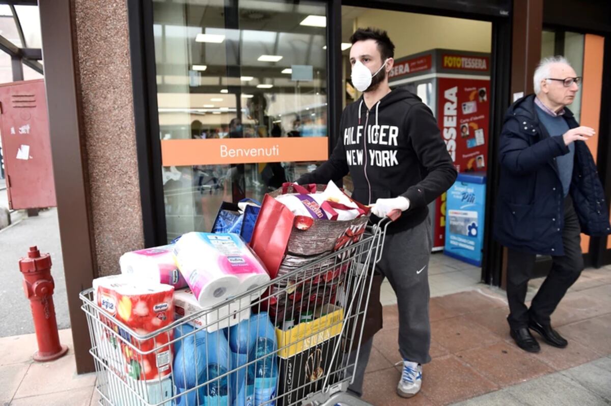 Supermercados no dan abasto mientras se agotan mascarillas y gel desinfectante en Italia 