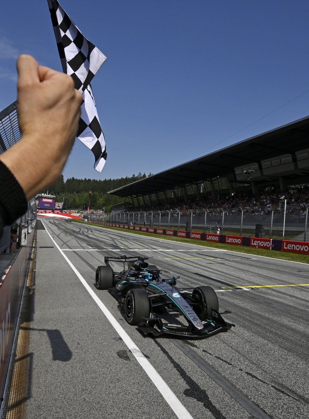 George Russell frenó a Verstappen y conquistó el GP de Austria