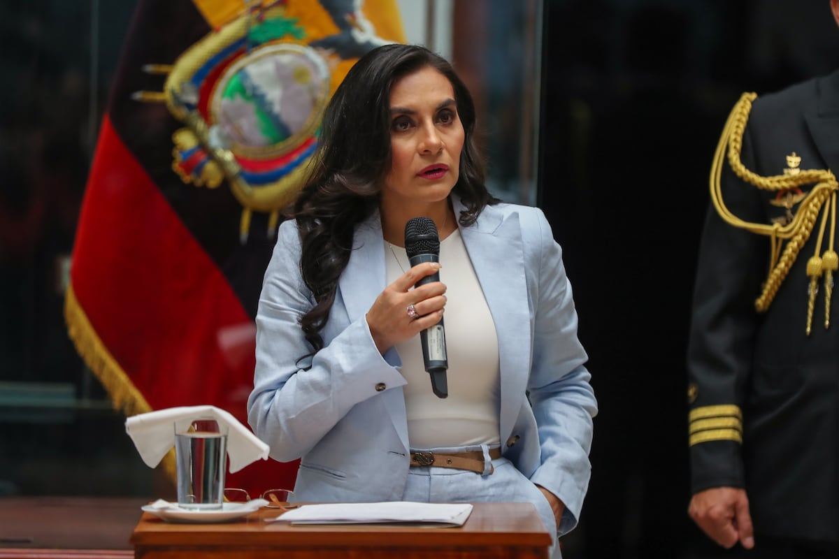 Restituyen a vicepresidenta de Ecuador