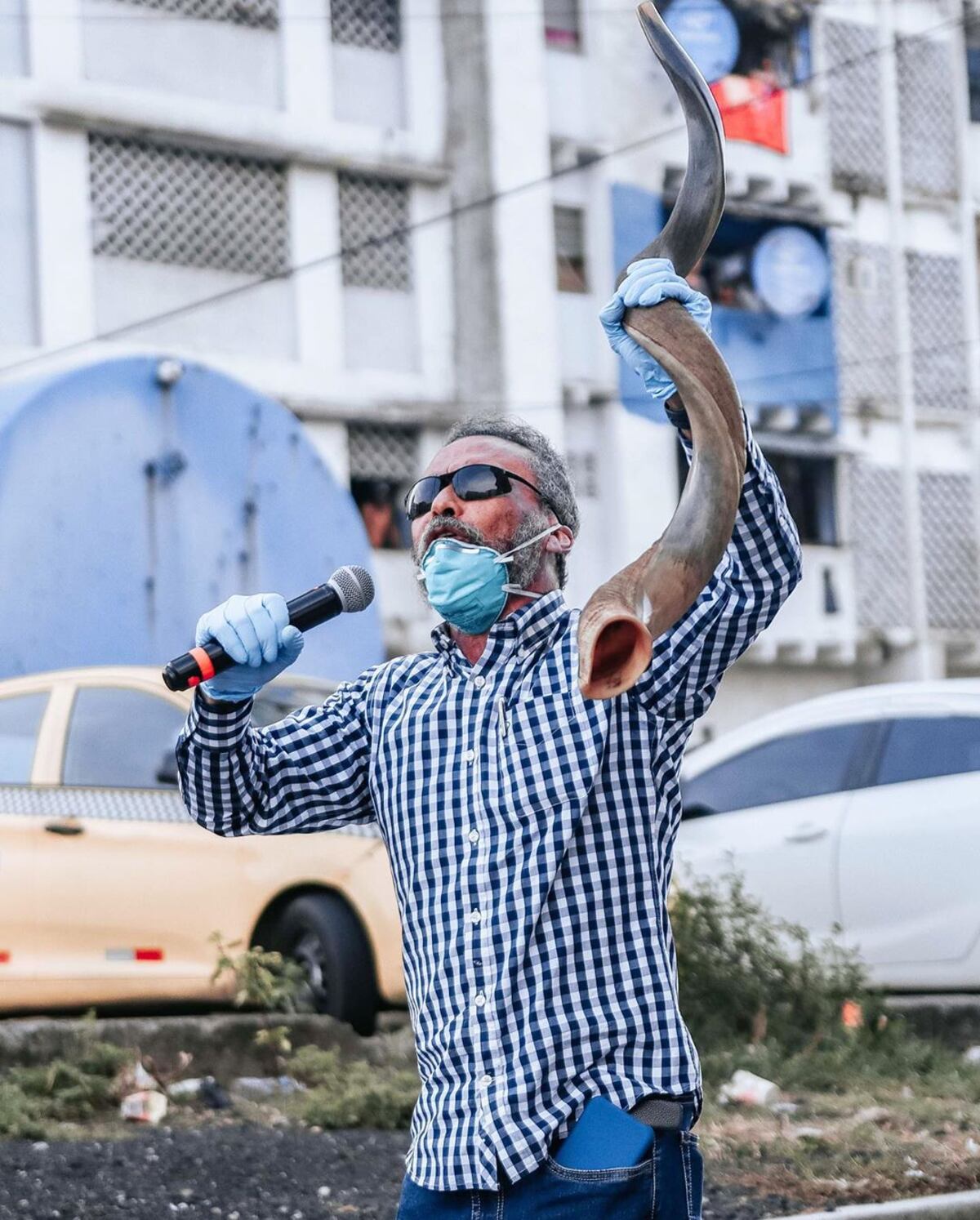 Edwin Álvarez  ‘tocó el cuerno’ en las calles más calientes de Colón y se enciende la polémica