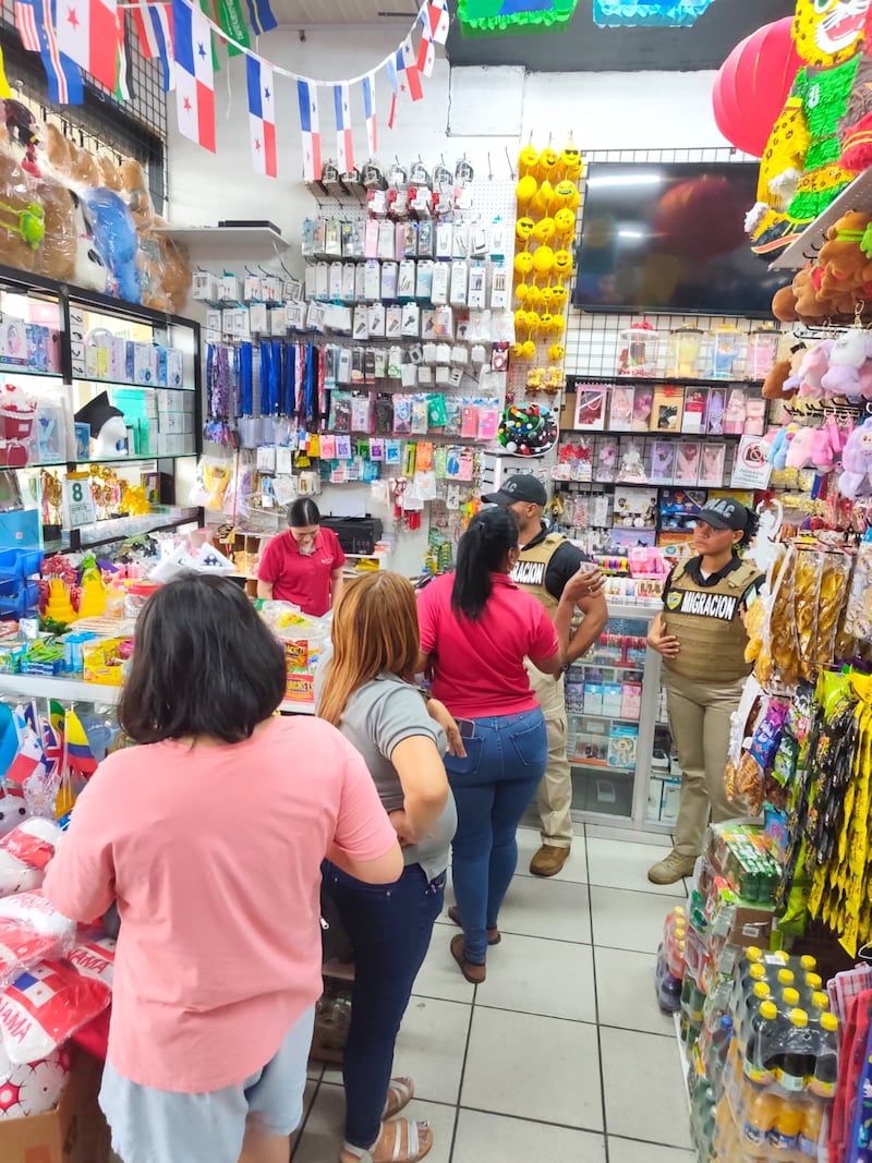 Operativo en La Gran Estación termina con siete extranjeros citados por trabajar sin permiso +FOTOS