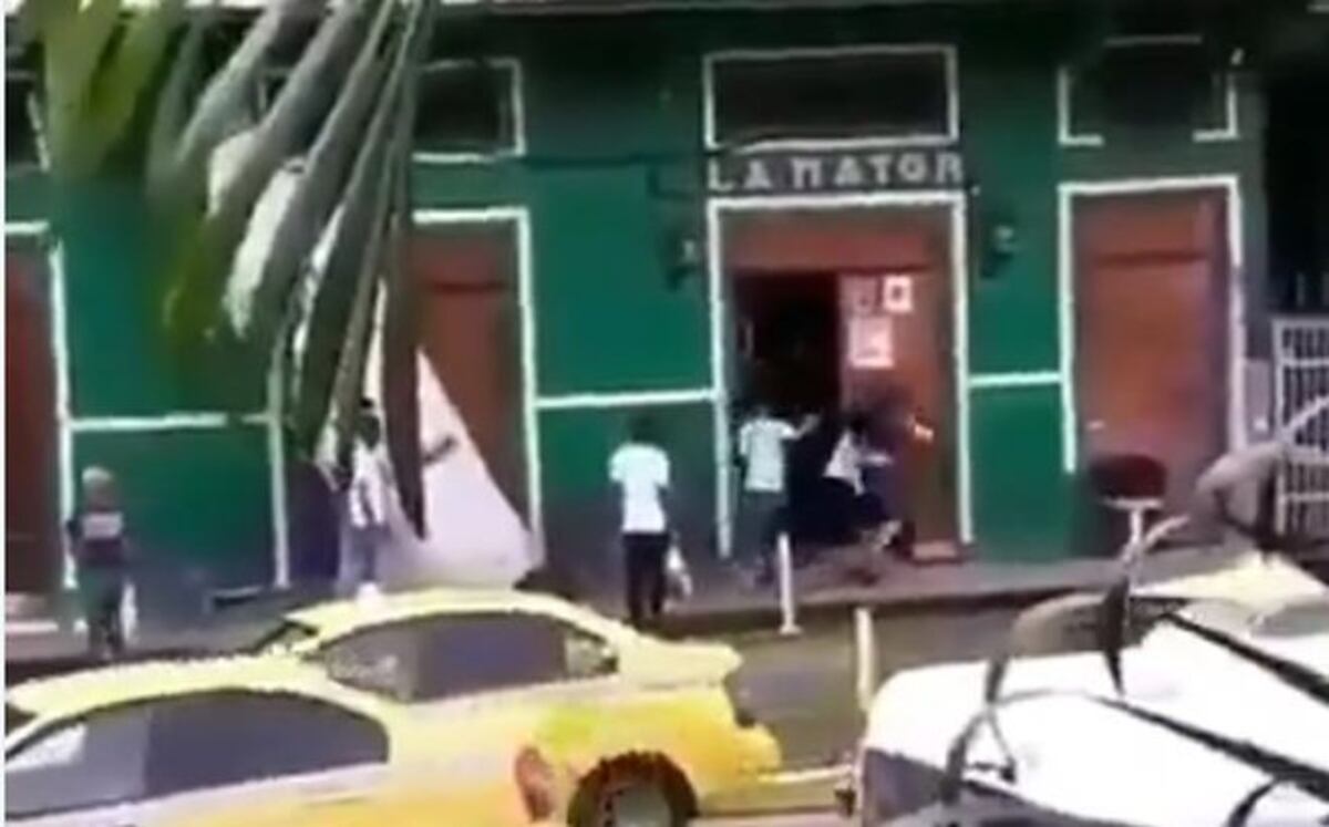 Los sacan a golpes de 'La Mayor' en San Felipe. Video lo capta todo