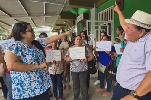 Educadores protestan en regional del Meduca en Coclé, exigen nombramientos pendientes