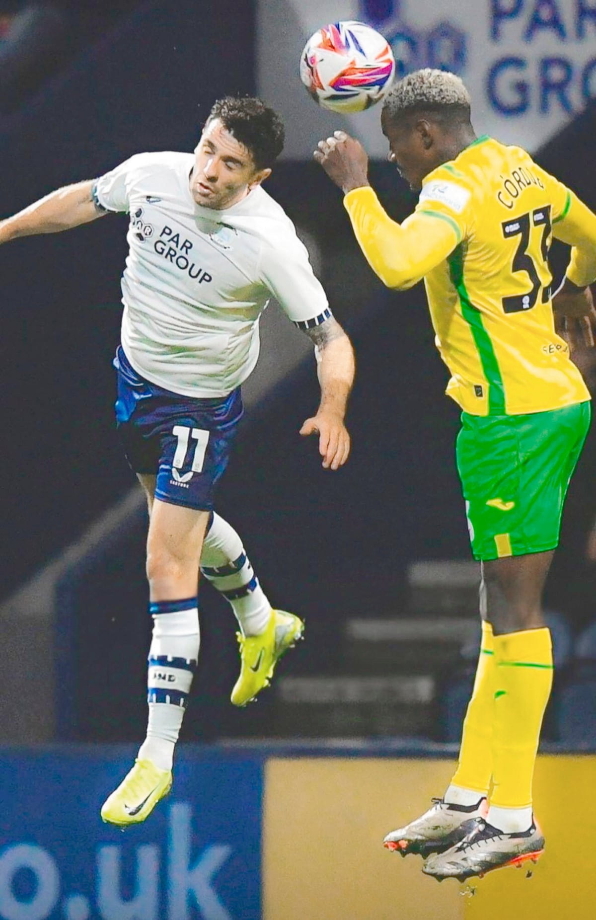 José Córdoba destaca en la defensa del Norwich en empate ante Preston 