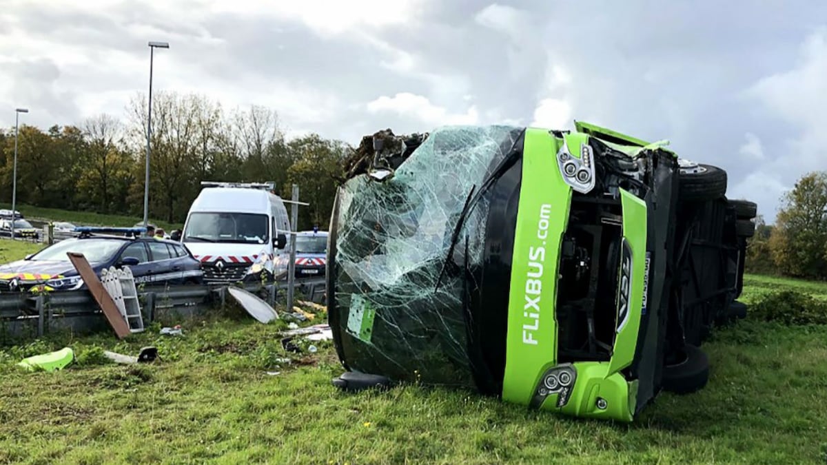 Autobús vuelca en Francia, deja 29 heridos de varios países