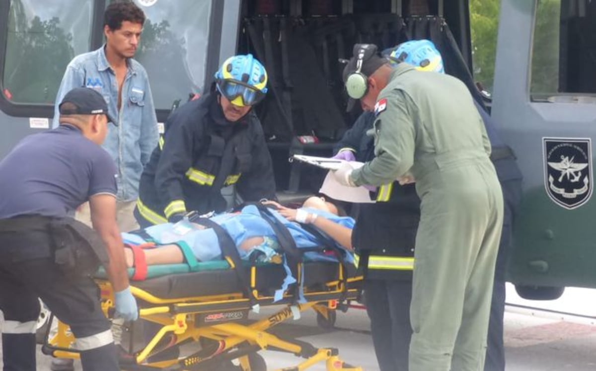 Trasladan de urgencia al hospital a joven afectada por el fuerte sismo