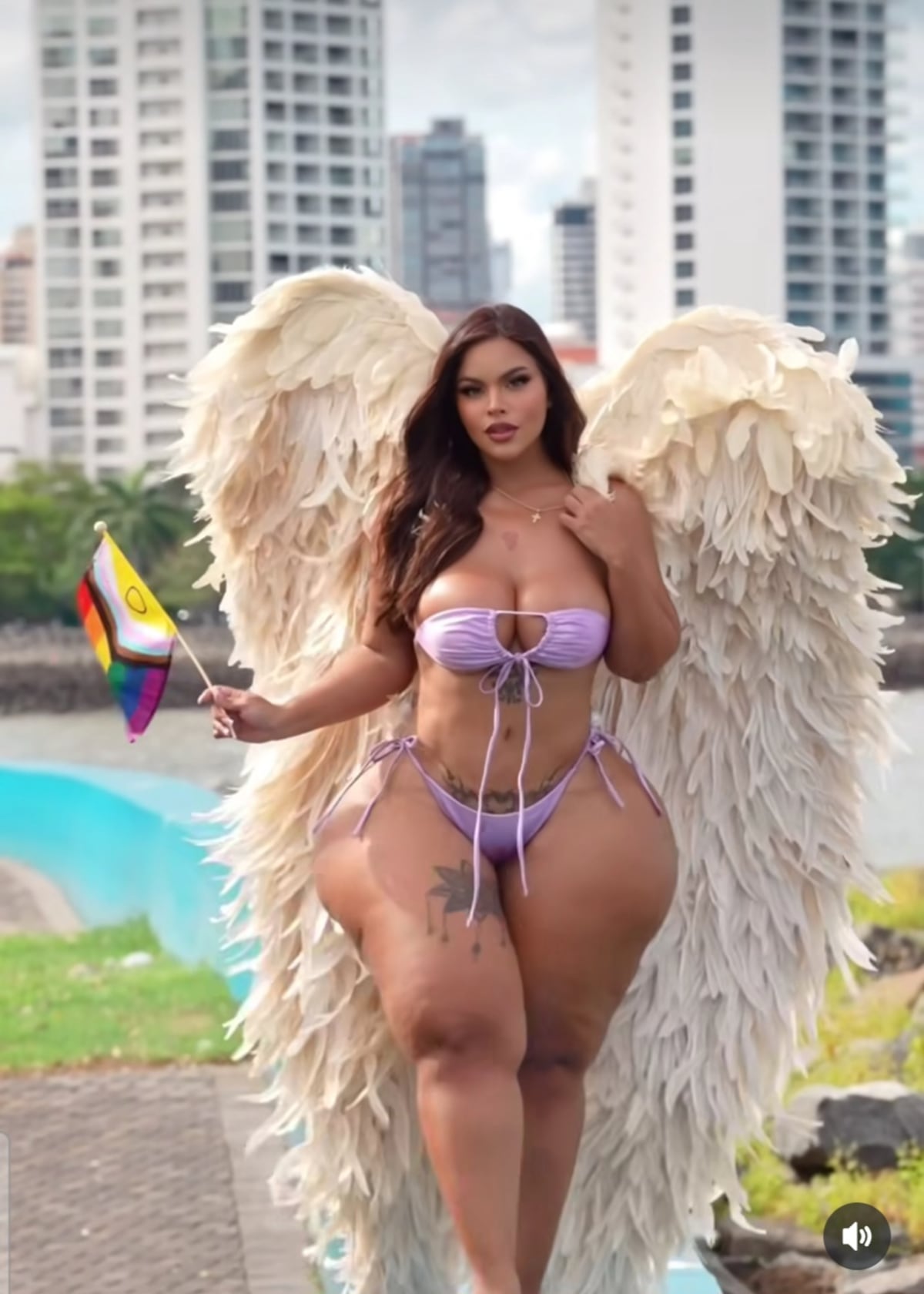 Arcoíris en la Cinta Costera: La estrella de OnlyFans, Gracie Bon Lidera el  Orgullo en Panamá