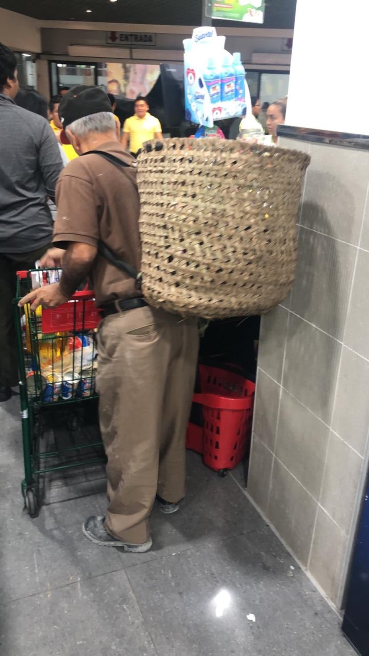 Viral. Ahora hacen súper en motete, tras la prohibición de bolsas plásticas. Video