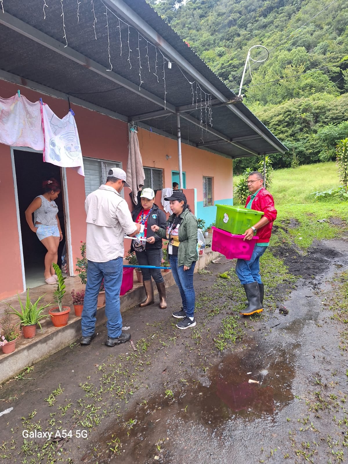 Ministra Beatriz Carles lidera ayuda humanitaria tras devastadoras inundaciones