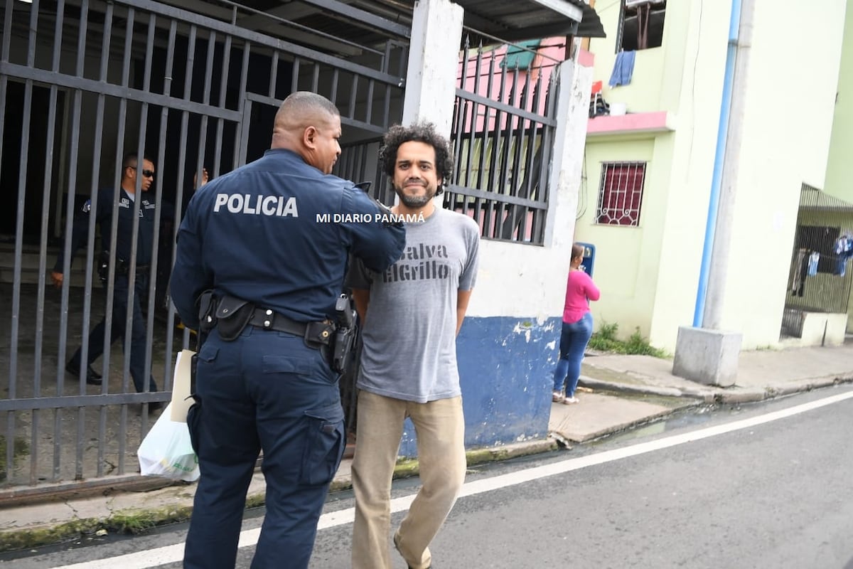 Hombre que irrespetó la Bandera de Panamá alterándola con un arcoíris de la comunidad gay, recibió un premio del Estado