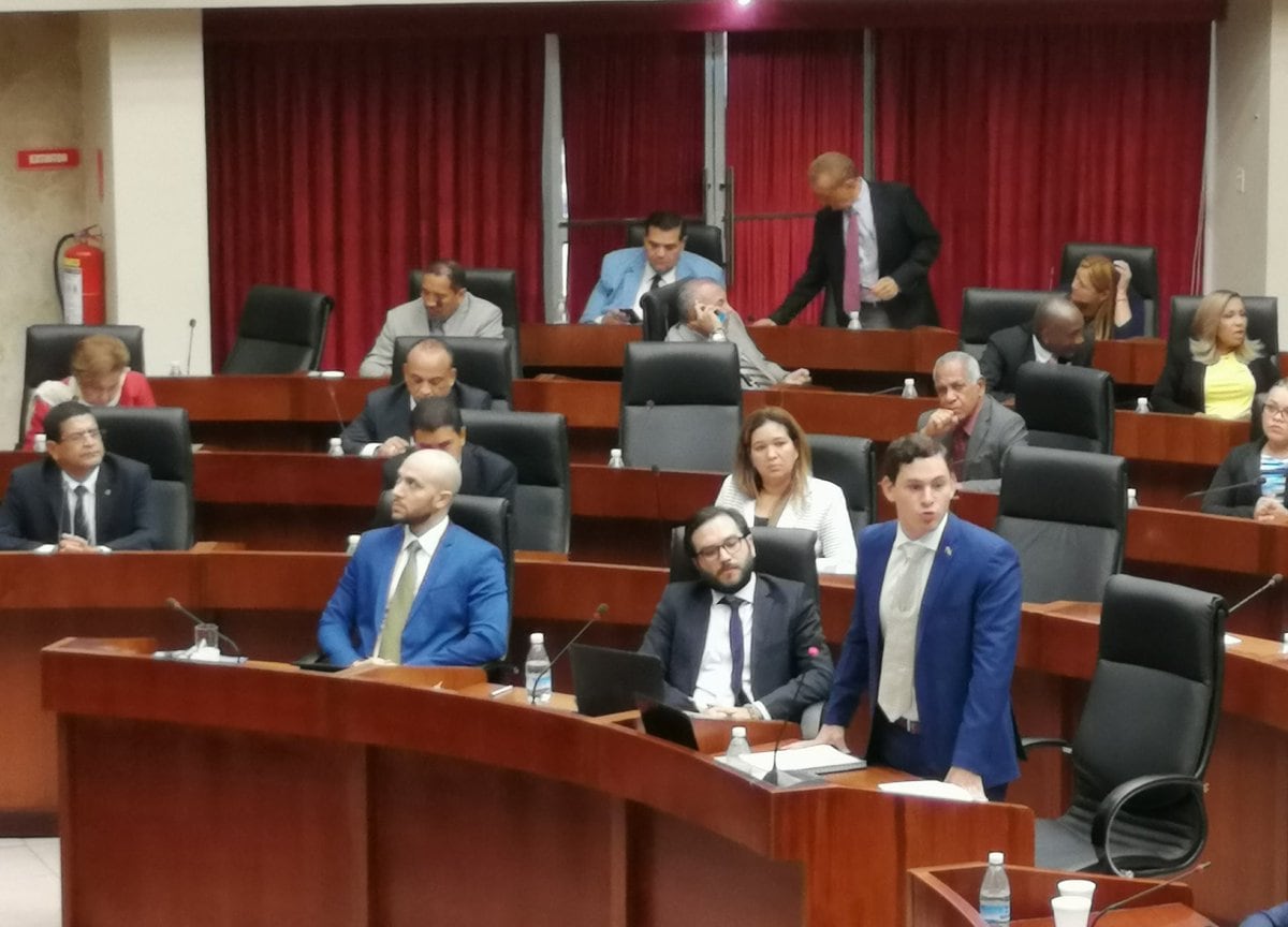 Se formó. Disputa entre diputados Zulay Rodríguez y Juan Diego Vásquez. Se enfrentan