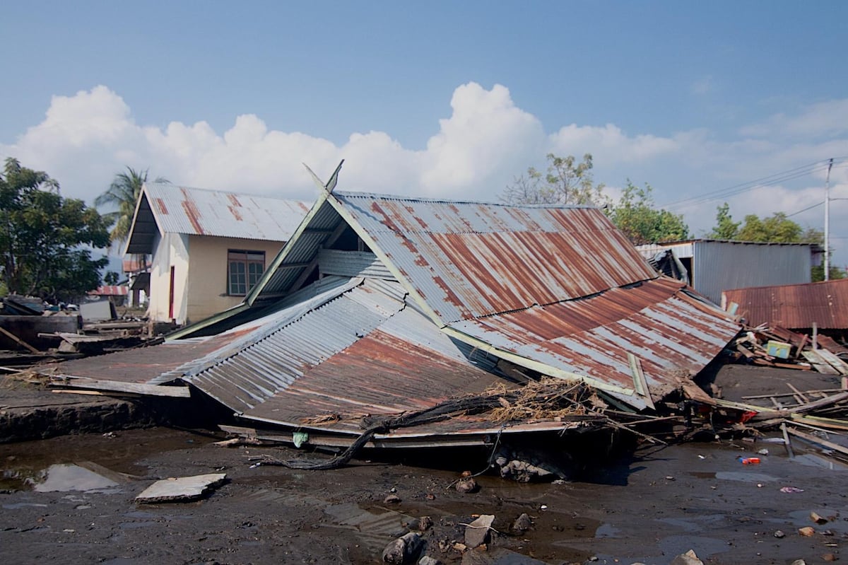 Cerca de medio centenar de muertos y 2.000 evacuados tras un terremoto de 7,7 en Indonesia