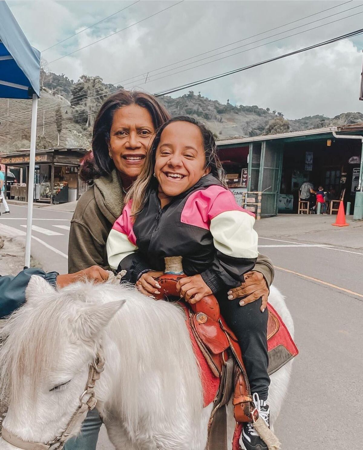 Ellas son las mamacitas de los famosos del patio