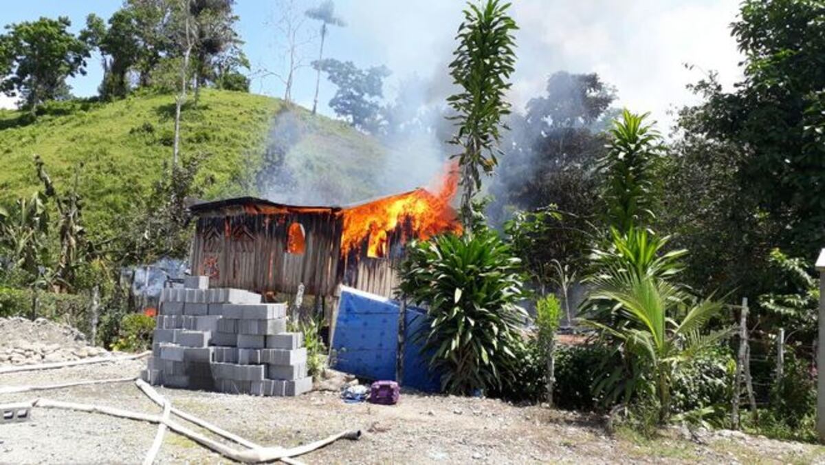 ¡DESCUIDO! Mujer cocinaba y se prende tres casas en Bocas del Toro 