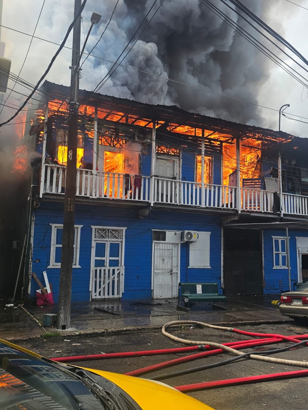 Fuego devora caserón en Calidonia: bomberos llegan para frenar la emergencia