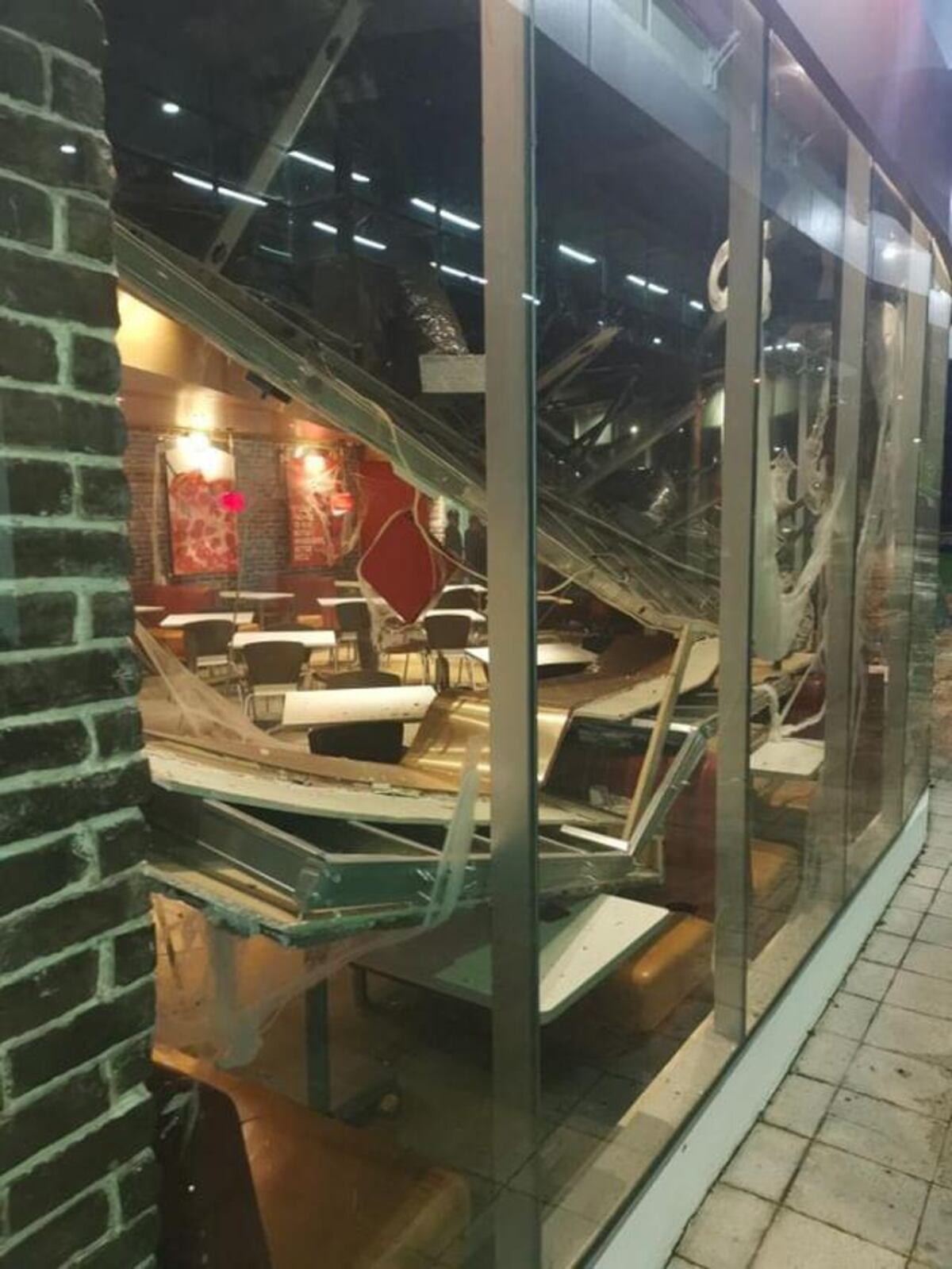 Se desploma estructura del techo de un restaurante en Albrook. Video