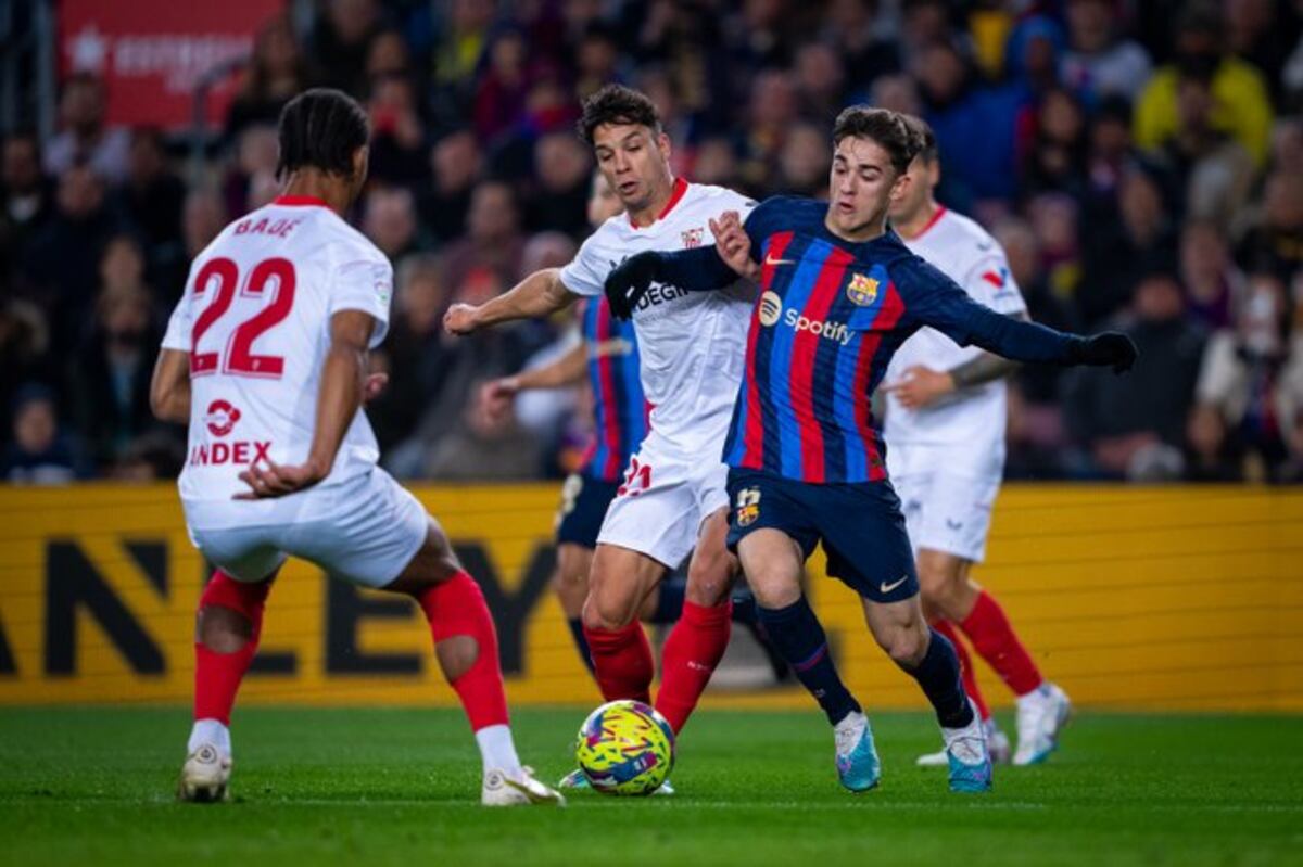 El Barcelona golea al Sevilla y se aleja en la cima de LaLiga