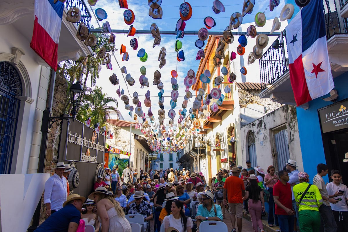 Inauguran la Calle de los Sombreros en el Casco Antiguo