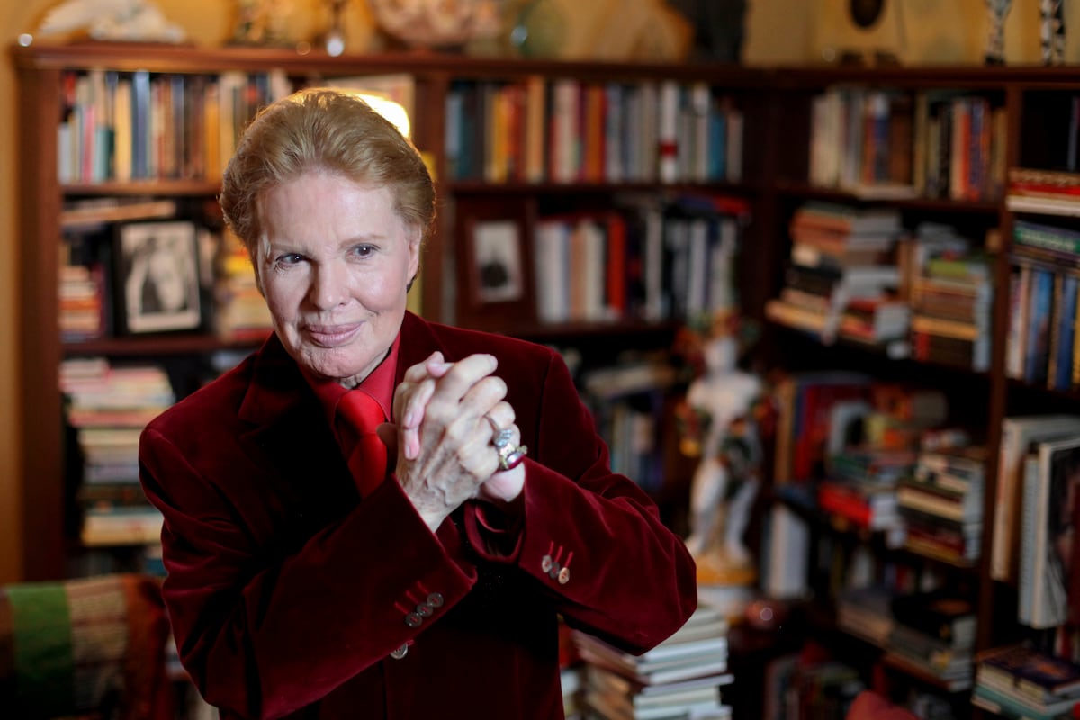 Admiradores acuden al velatorio del astrólogo Walter Mercado