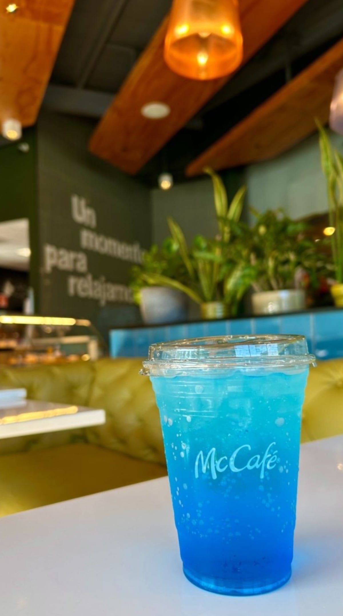 Ahora puedes trabajar con el cabello azul o de cualquier color en McDonald’s si vives en Japón