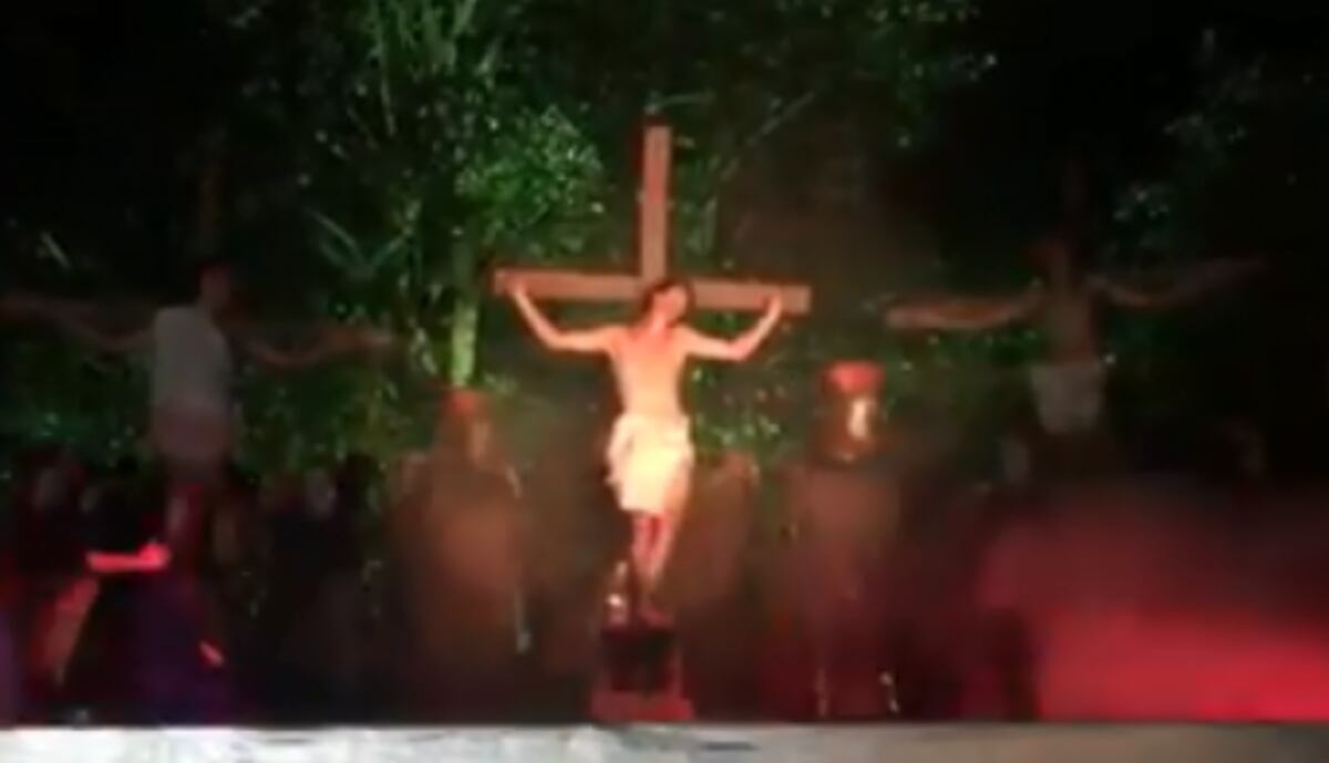 Hombre invade obra de teatro para 'salvar' a Jesús | VIDEO