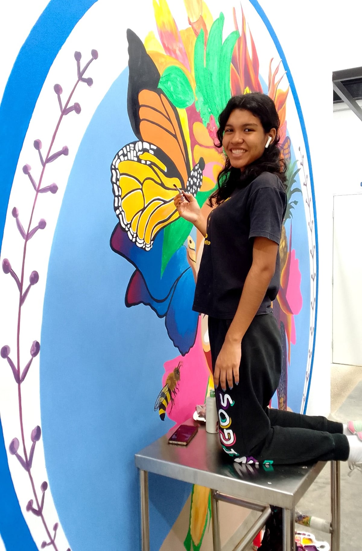 Padre e hijas pintan de arte el nuevo mercado municipal de Pueblo Nuevo