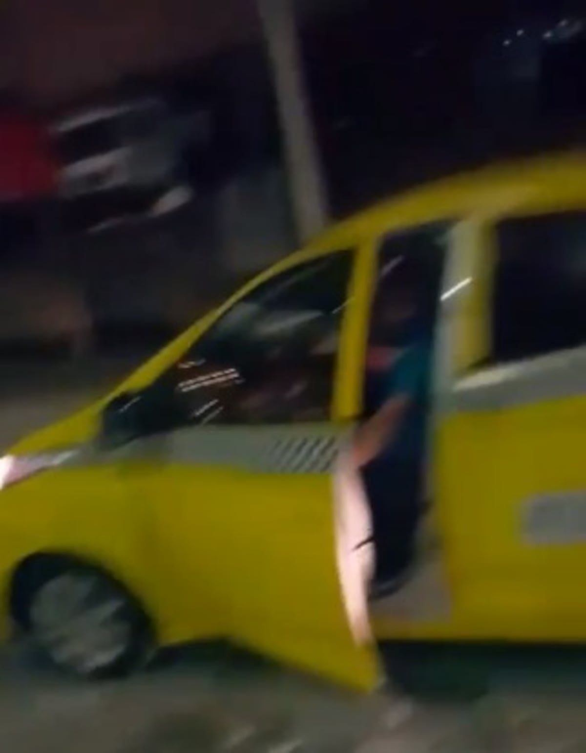 Insólito. Sujetos cobran a taxistas que recogen pasajeros en estación del Metro. Uno se negó y vean lo que pasó. Video