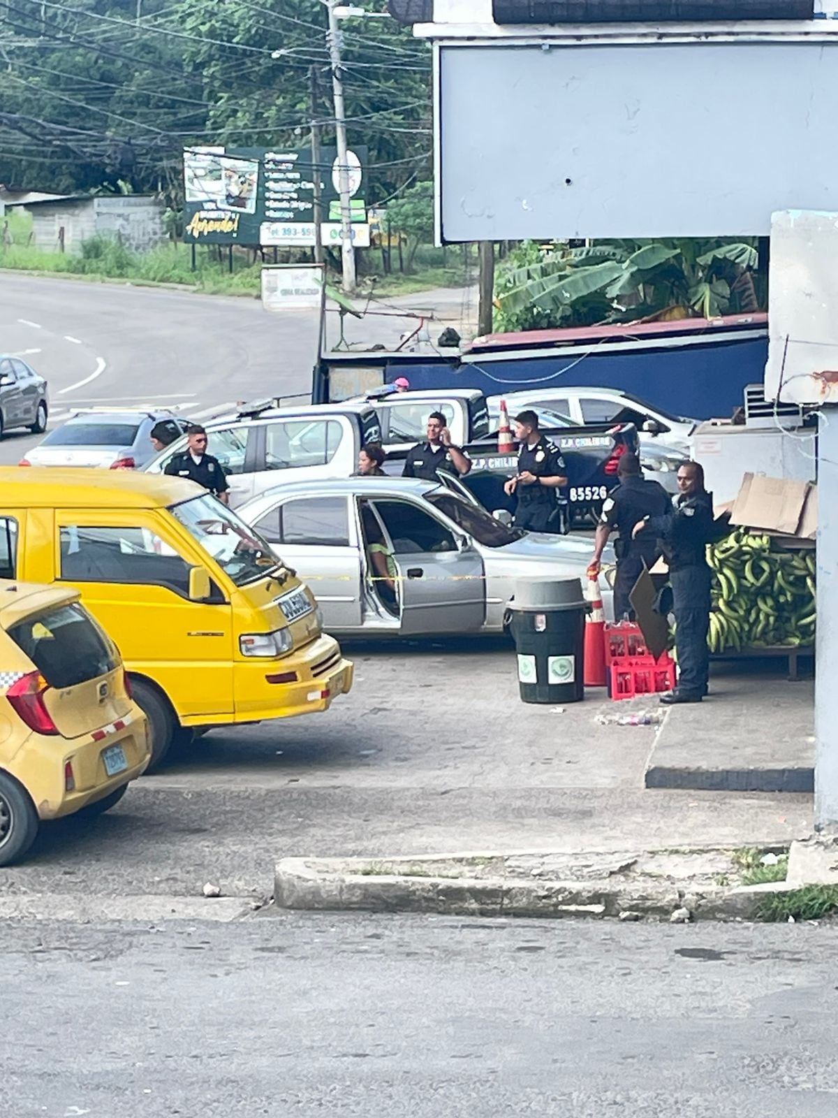 Muerte silenciosa. Descubren a pareja sin vida en estacionamiento de minisuper 