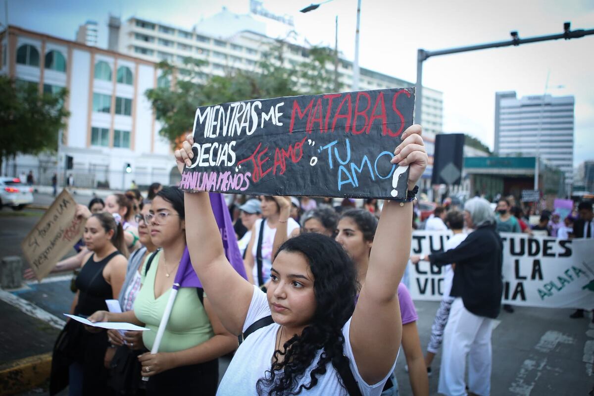 ‘Me decías te amo mientras me matabas’. Mujeres marcharon por un alto a la violencia y por las que han asesinado. Video