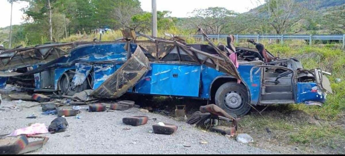 Inicia labor de cotejo de huellas dactilares para identificar los cadáveres de la tragedia del bus