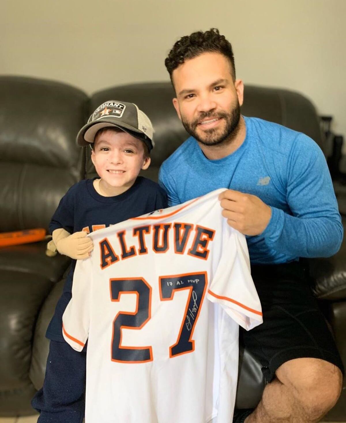 Video | Niño que sobrevivió a la explosión del P.H. Costamare recibe visita de una estrella de los Astros