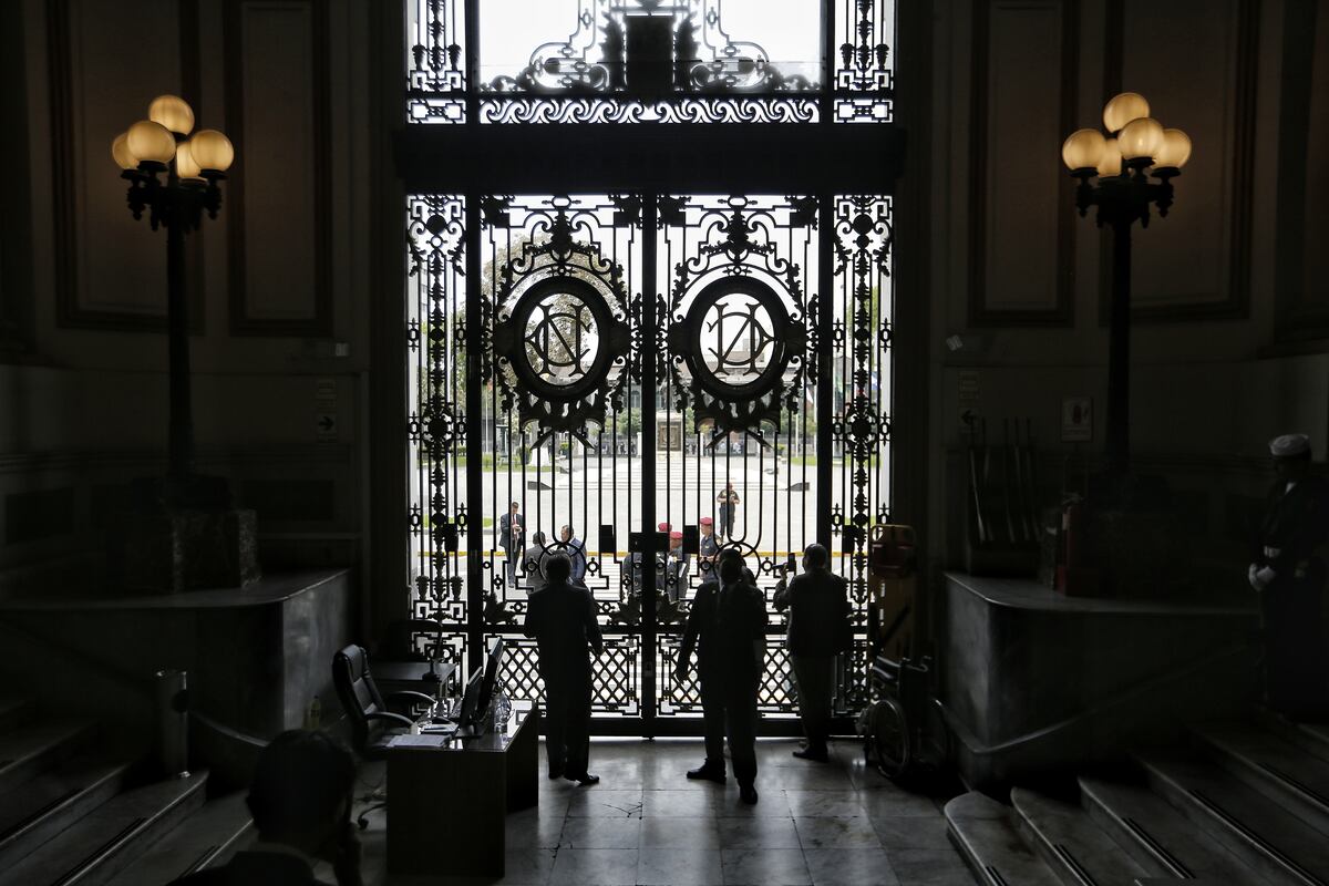 Castillo disuelve el Parlamento, mientras que congresistas lo acusan de golpista